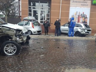 Масштабна ДТП у центральній частині Мукачева: авто їхало на чималій швидкості