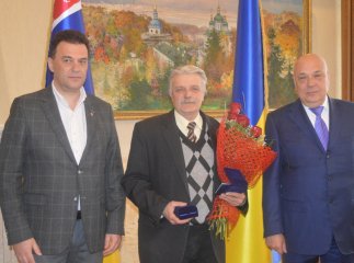 Керівники краю привітали письменника Василя Густі з 65-річчям