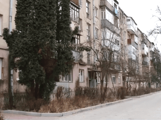 В одній із багатоповерхівок Мукачева люди живуть у страху і зі сльозами розповідають, що там коїться