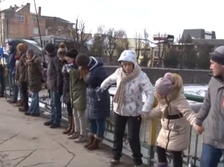 Ужгородці утворили ланцюг єднання до Дня Соборності України