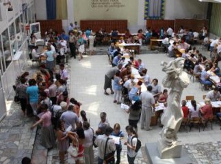 Вступна кампанія в УжНУ: суцільний хаос та величезні черги абітурієнтів (ФОТОРЕПОРТАЖ)