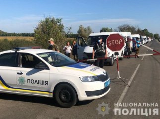 Величезні черги на КПП: довелось втрутитись поліції