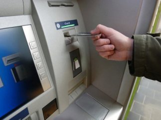 Освітяни Мукачева кажуть, що їх примушують відкривати зарплатну картку в "Ощадбанку"