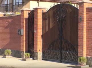 У двір мукачівської підприємиці кинули гранату: жінка розповіла про те, що трапилось