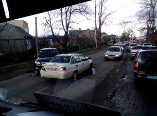 В околиці Ужгорода зіткнулись дві автівки (ФОТО)