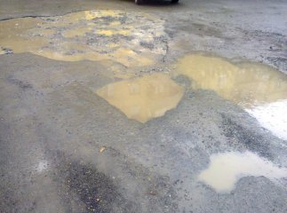 У Мукачеві продовжують традицію підготовки дороги до ремонту в дощову погоду (ФОТОФАКТ)
