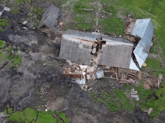 На Закарпатті будинок розколовся навпіл: опубліковано відео