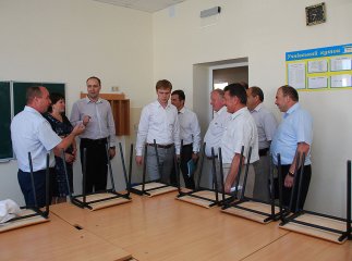 На Тячівщині влада обговорила проблеми функціонування житлового комплексу для переселенців з смт. Солотвино (ФОТО)