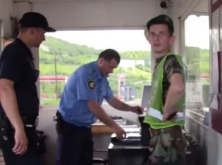 "Зараз як тикну, то ох...ш", – прикордонник із лайкою на посту у Нижніх Воротах влаштував штовханину із активістом