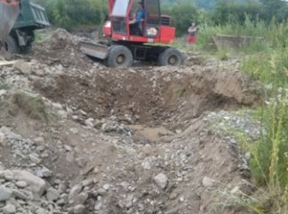 Прокуратура розпочала слідство у справі незаконного видобутку піщано-гравійної суміші з русла річки Тересва