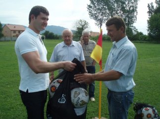 Андрій Балога знову роздавав подарунки, цього разу футболістам (ФОТО)