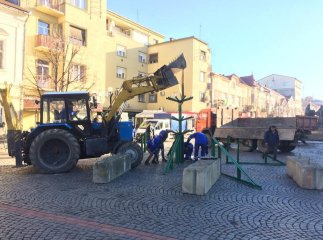 У центрі Мукачева встановлюють новорічну ялинку