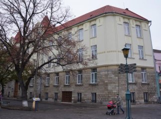 Ліхтар-вказівник знайшовся: його у пішохідній зоні умудрився пошкодити водій на своєму авто