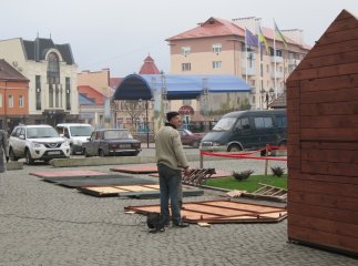 У центрі Хуста почали встановлювати новорічно-різдвяні будиночки