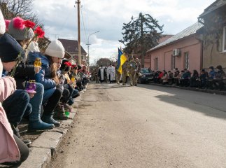 Закарпатці провели в останню путь вчителя, який загинув на війні