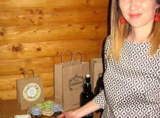 Закарпатка вдома зайнялась хенд-мейдом: робить дуже смачні яблучні чіпси та медові смаколики