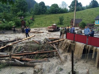 Потоки води і бруду, затоплені будинки: з’явились фото жахливих наслідків негоди