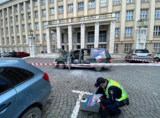 Перед Закарпатською ОДА підпалили машину