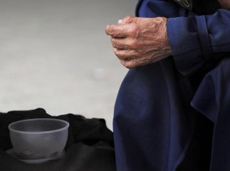 Жінка, яка жебракувала у центрі Мукачева, виявилась не бідною