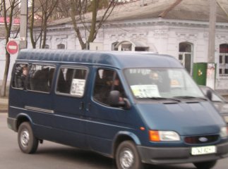 В одній із іршавських маршруток замість пасажирських сидінь інспектори ДАІ виявили шкільні стільці (ФОТО)