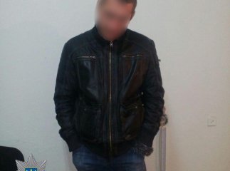 Чоловік зі зброєю в руках погрожував бармену в кафе в обласному центрі