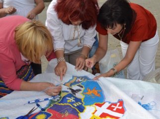У центрі Ужгорода стартувала всеукраїнська акція-флешмоб з вишивання карти України