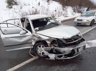 Водія від удару відкинуло на заднє сидіння й затиснуло конструкціями: подробиці моторошної аварії