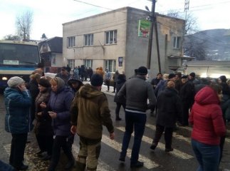 Закарпатці перекрили одну з доріг області