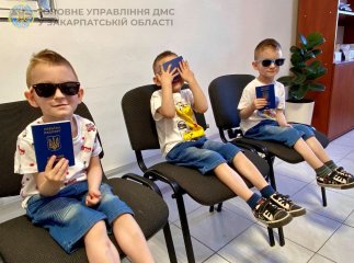 Закарпатські трійнята одночасно отримали закордонні паспорти