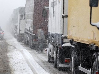 Рух на трасі "Київ-Чоп" ускладнився: утворився корок, вантажівки стоять