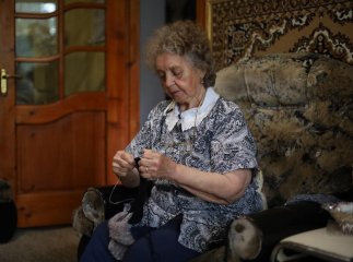Марія Іваньо плете шкарпетки для ЗСУ