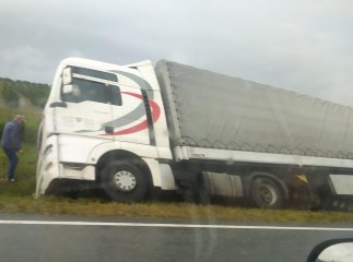 Нічна аварія на Закарпатті: на місці зібрались люди та приїхала "швидка"