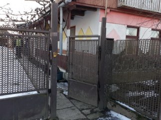 Чоловік нахабно увірвався у будинок пенсіонерки і побив її