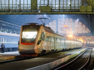 Експериментальна поїздка: зі Львова до Ужгорода вночі проїхала швидкісна електричка