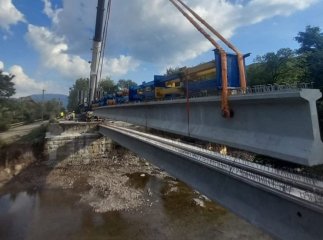 На під’їзді в Жденієво відновлюють міст, який раніше обвалився На під’їзді в Жденієво відновлюють міст, який раніше обвалився