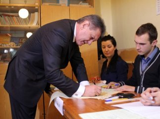 Губернатор Ледида проголосував на виборчій дільниці у селі Барвінок (ФОТО)