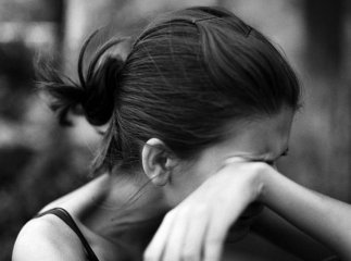 На Закарпатті двоє чоловіків шантажували 20-річну дівчину