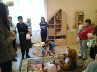 Волонтери благодійної акції "Купи зустріч - допоможи дитині" відвідали шість дитбудинків сімейного типу