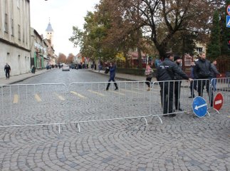 У зв’язку з похоронами єпископа Лайоша Гулачі вулицю Духновича у Мукачеві частково перекрили