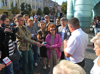 Під стінами мукачівської ратуші люди скандують "Ганьба" та ставлять владі незручні питання