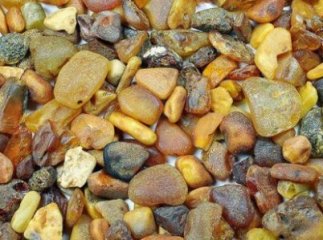 Чоловік намагався вивезти з України майже 15 кілограмів «сонячного» каміння