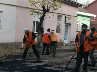 У Королево водії вирішили, що дешевше обійдеться закупити асфальт, ніж щоразу ремонтувати автомобіль (ФОТО)