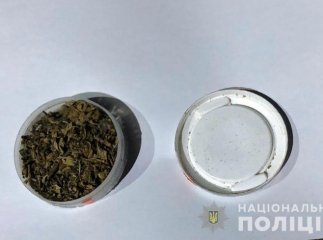 У Кушниці зупинили неадекватного водія: що знайшли в машині