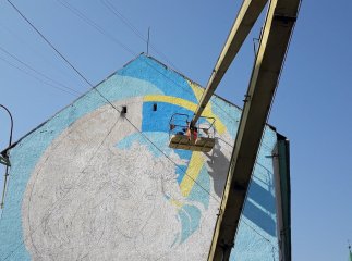 У Виноградові художниця створює патріотичний мурал