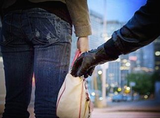 Міліція розшукує злочинця, який напав на беззахисну жінку і відібрав у неї сумочку