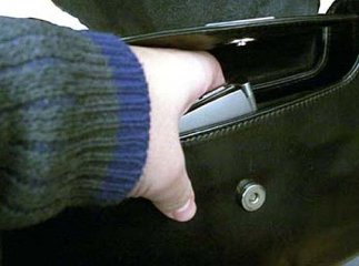 У Тячеві чоловік пограбував жінку: відібрав два мобільні телефони та три тисячі гривень