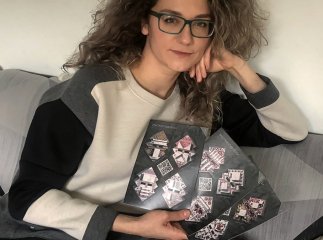 Закарпатська художниця створює шеврони для військових