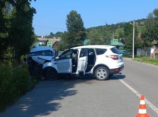7 людей травмовано, серед них є діти: в області лоб у лоб зіткнулися два автомобілі