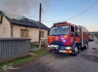 Із літньої кухні перекинулася на будинок: на Хустщині вирувала пожежа