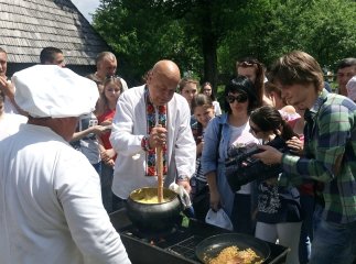 На фестивалі в Колочаві Москаль пригощав туристів ріплянкою власного виробництва